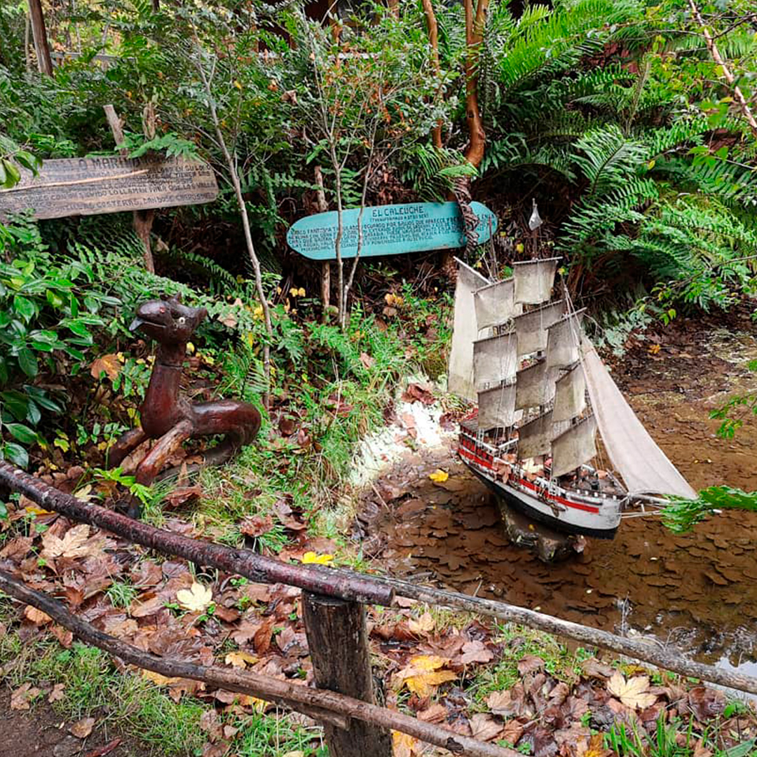 Exposición a escala de El Caleuche en el Parque Ecológico y Mitológico de Chiloé