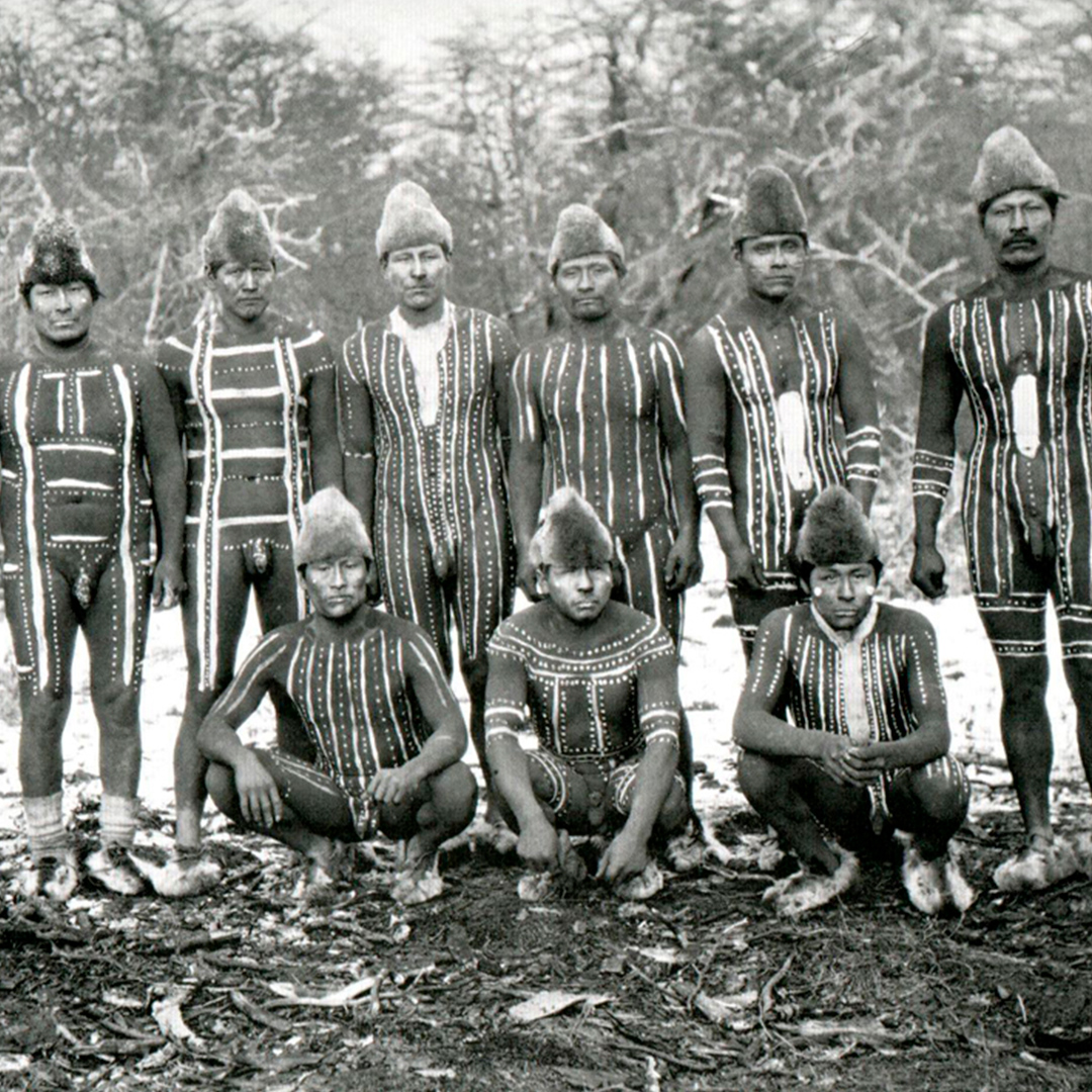 Grupo de selknam con cuerpos pintados para un ritual.