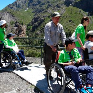 Jóvenes con movilidad reducida disfrutando del tramo Los Tatas.