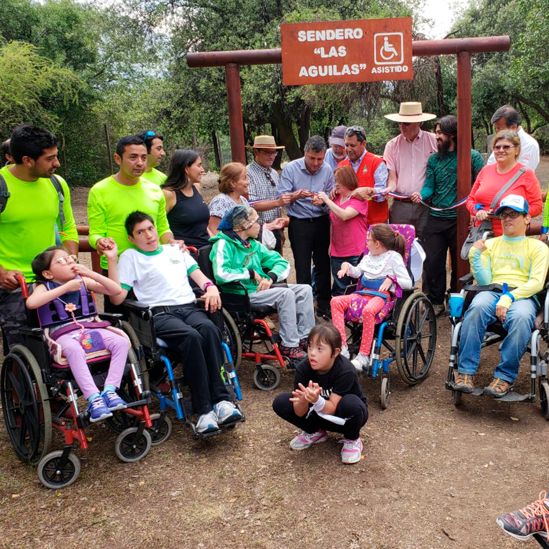Grupo de niños con movilidad reducida en el sendero Las Águilas.