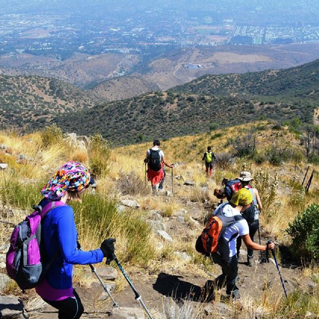 Grupo de personas haciendo trekking en el cerro Las Vizcachas.