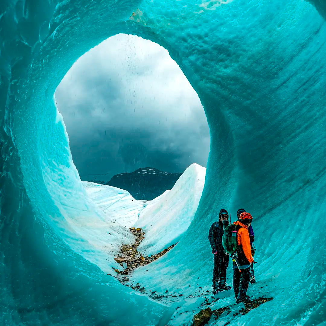 fotografía de excursionistas en las cuevas de hielo