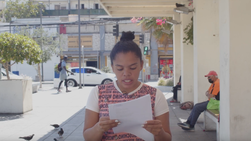 parte de una de las piezas audiovisuales, mujer leyendo papel