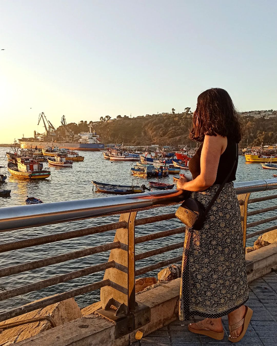 mujer contemplando la vista al mar en paseo bellamar