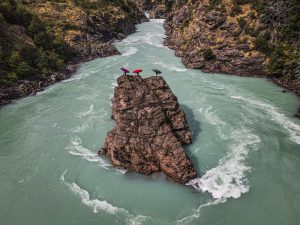 fotografía kayakistas en roca del río Baker