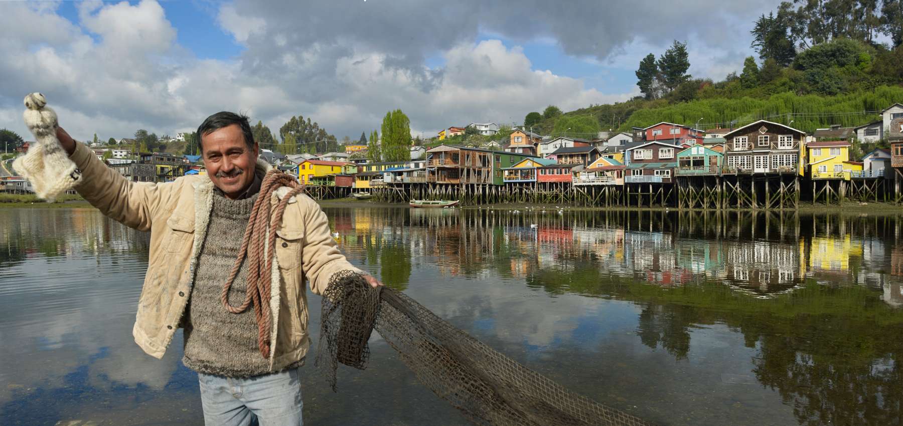 ¿Qué hacer en Chiloé? Visitar los palafitos, sus mercados y hermosos paisajes naturales.