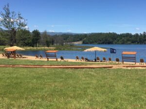 Campings en Chile para disfrutar este verano 2026 Fotografía: Sernatur Los campings en Chile son el plan perfecto si te tienta la idea de despertar junto a un río, refrescarte a orillas del lago o terminar el día mirando el atardecer desde la playa. Para este verano 2026, a lo largo del país encontrarás rincones perfectos para escaparte en familia, con amigos o simplemente desconectarte. A continuación te mostramos opciones que van desde la arena clara del norte hasta los bosques y ríos del sur. Una guía pensada para que elijas tu próximo destino sin complicarte y vivas experiencias únicas. Campings en Chile para este verano 2026 Bahía Inglesa: Un paraíso en Atacama Fotografía: Sernatur Bahía Inglesa es uno de esos destinos que nunca fallan en verano: aguas turquesa, arena clara y un clima para disfrutar la playa desde temprano hasta la tarde. En los alrededores encontrarás campings con acceso directo al mar, baños y espacios para cocinar. Hay sitios a sólo 10 minutos a pie de la playa, con valores que rondan los $20.000 por noche. Bahía Inglesa está cerca de todo lo necesario: Caldera queda a solo 5 kilómetros y ofrece servicios, supermercados y cajeros; mientras que Copiapó está a unos 70 kilómetros. Los Manantiales de Panquehue en Valparaíso Fotografía: Los Manantiales de Panquehue Un clásico del verano en la Región de Valparaíso. Sus pozones de agua fresca y ambiente familiar lo convierten en un buen escape para bajar el calor y desconectarse. Los Manantiales de Panquehue, en la provincia de San Felipe, ofrece pozones de agua cristalina, áreas de picnic, camping y servicios como minimarket, parrillas y restaurante. Además, admite mascotas. La entrada por el día cuesta $8.000 por persona, mientras que el camping tiene un valor de $10.000 por noche. Para llegar desde Santiago, toma un bus a San Felipe y luego una micro hacia Llay Llay o Catemu, avisando que bajas en Los Manantiales. El viaje dura cerca de 1 hora y 30 minutos. Cascada Rucapirén y Salto Los Pellines en el Ñuble Fotografía: @claristejos La Cascada Rucapirén y el Salto Los Pellines son dos imperdibles del Valle Las Trancas, en la comuna de Pinto, a unos 70 kilómetros de Chillán por la ruta N-55. Ambos ofrecen pozones, senderos fáciles y un entorno de bosque nativo perfecto para un paseo de verano. La caminata a Rucapirén tiene entre 2 y 3 kilómetros ida y vuelta, con un tramo final más empinado, y toma cerca de 1 hora y media. El acceso a Los Pellines es más breve: unos 30 minutos de trekking. Entre ambos senderos encontrarás zonas de camping. Biobío: campings con pozones, naturaleza y playas Fotografía: Camping Los Notros En la Región del Biobío, Santa Bárbara y Antuco ofrecen dos clásicos del verano. El Camping Los Notros en Santa Bárbara es ideal para familias y cuenta con acceso directo al Embalse Angostura. Tiene un valor de $9.000 por noche. En Antuco, el Centro Turístico Trubunleo ofrece cabañas equipadas, zonas de camping y piscina. Está ubicado a pocos minutos del Parque Nacional Laguna del Laja. Lo convierte en una base ideal para explorar saltos y miradores de la zona. A 50 kilómetros de Concepción, la Playa Chivilingo en Lota es otro buen punto para acampar. Es una playa tranquila y poco masificada, con varias zonas de camping cercanas, muchas accesibles en unos 20 minutos caminando. Acampar en los Ojos del Caburgua Fotografía: Sernatur Famosos por sus pozones color esmeralda y pasarelas entre bosque nativo, los Ojos del Caburgua son uno de los paseos más clásicos del verano en Pucón. La entrada cuesta $3.000 y el recorrido es corto, ideal para ir en familia. Muy cerca encontrarás varios campings con servicios básicos como baños, duchas, áreas de picnic y acceso rápido tanto a los Ojos como al Lago Caburgua. Los valores del camping en el sector van desde $10.000 a $15.000 por persona. Desde Pucón el trayecto toma unos 20 a 25 minutos en auto. Es un paseo perfecto si buscas combinar cascadas, bosques y una tarde tranquila en la naturaleza. Campings en Chile: dónde acampar en Magallanes Fotografía: Conaf La Reserva Nacional Laguna Parrillar, a 53 kilómetros de Punta Arenas, es uno de los mejores lugares de Magallanes para disfrutar el verano al aire libre. Tiene camping, áreas de picnic, senderos y el paisaje típico del bosque patagónico. La reserva cuenta con 13 sitios equipados para acampar. El valor es de $12.000 por sitio (24 horas) y el picnic cuesta $5.000 por día. Es un destino perfecto para quienes buscan caminatas suaves y desconexión. Cuenta con senderos y zonas aptas para pesca deportiva, sólo con autorización del Servicio Nacional de Pesca. Recuerda siempre preferir servicios turísticos registrados en Sernatur, así aseguras calidad y una experiencia más segura. Además, practica un turismo responsable: no dejes basura, respeta los senderos y sigue las indicaciones para prevenir incendios forestales. Cuidar los destinos es la mejor forma de que sigan estando disponibles para todos.