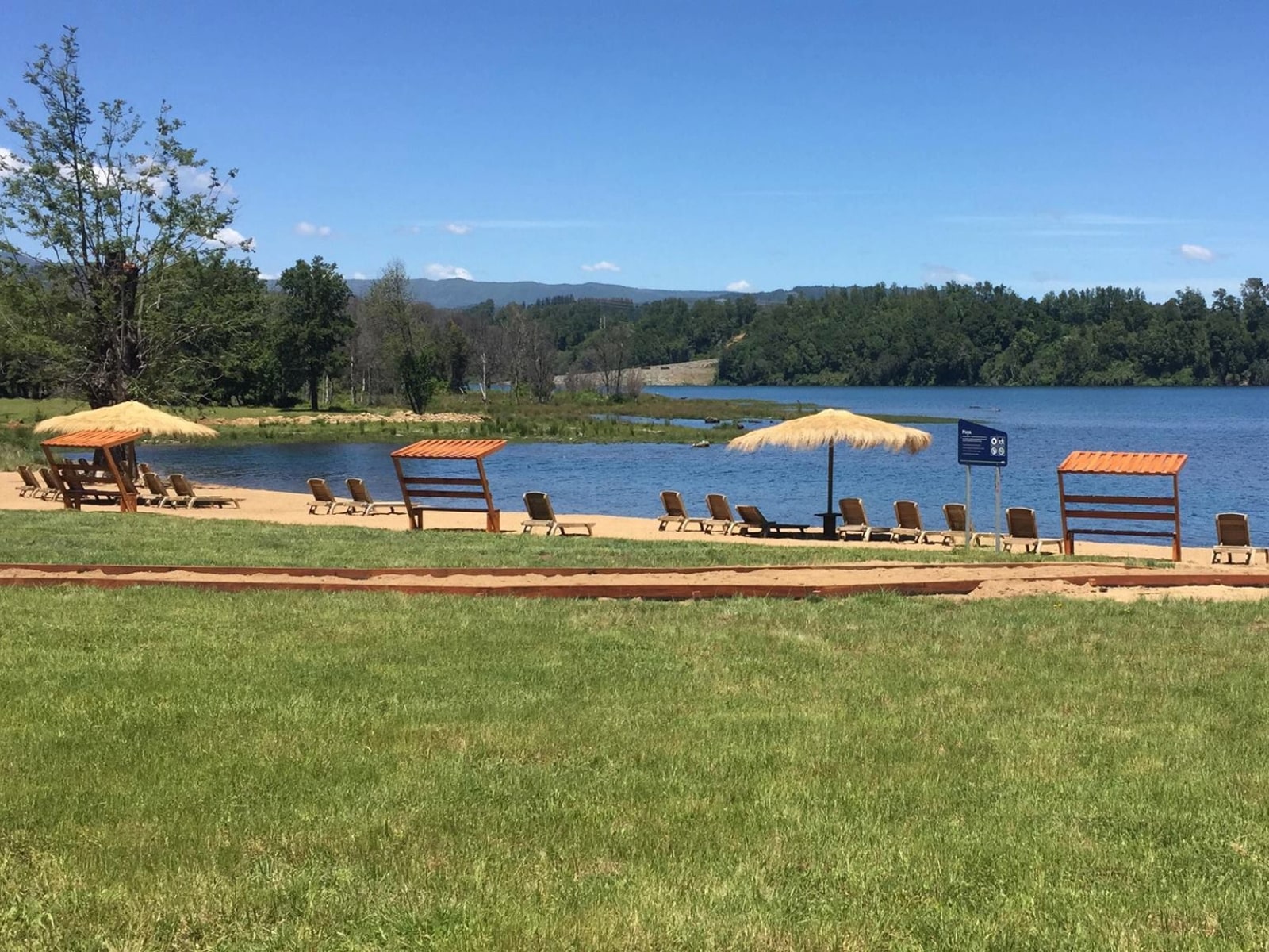 Campings en Chile para disfrutar este verano 2026 Fotografía: Sernatur Los campings en Chile son el plan perfecto si te tienta la idea de despertar junto a un río, refrescarte a orillas del lago o terminar el día mirando el atardecer desde la playa. Para este verano 2026, a lo largo del país encontrarás rincones perfectos para escaparte en familia, con amigos o simplemente desconectarte. A continuación te mostramos opciones que van desde la arena clara del norte hasta los bosques y ríos del sur. Una guía pensada para que elijas tu próximo destino sin complicarte y vivas experiencias únicas. Campings en Chile para este verano 2026 Bahía Inglesa: Un paraíso en Atacama Fotografía: Sernatur Bahía Inglesa es uno de esos destinos que nunca fallan en verano: aguas turquesa, arena clara y un clima para disfrutar la playa desde temprano hasta la tarde. En los alrededores encontrarás campings con acceso directo al mar, baños y espacios para cocinar. Hay sitios a sólo 10 minutos a pie de la playa, con valores que rondan los $20.000 por noche. Bahía Inglesa está cerca de todo lo necesario: Caldera queda a solo 5 kilómetros y ofrece servicios, supermercados y cajeros; mientras que Copiapó está a unos 70 kilómetros. Los Manantiales de Panquehue en Valparaíso Fotografía: Los Manantiales de Panquehue Un clásico del verano en la Región de Valparaíso. Sus pozones de agua fresca y ambiente familiar lo convierten en un buen escape para bajar el calor y desconectarse. Los Manantiales de Panquehue, en la provincia de San Felipe, ofrece pozones de agua cristalina, áreas de picnic, camping y servicios como minimarket, parrillas y restaurante. Además, admite mascotas. La entrada por el día cuesta $8.000 por persona, mientras que el camping tiene un valor de $10.000 por noche. Para llegar desde Santiago, toma un bus a San Felipe y luego una micro hacia Llay Llay o Catemu, avisando que bajas en Los Manantiales. El viaje dura cerca de 1 hora y 30 minutos. Cascada Rucapirén y Salto Los Pellines en el Ñuble Fotografía: @claristejos La Cascada Rucapirén y el Salto Los Pellines son dos imperdibles del Valle Las Trancas, en la comuna de Pinto, a unos 70 kilómetros de Chillán por la ruta N-55. Ambos ofrecen pozones, senderos fáciles y un entorno de bosque nativo perfecto para un paseo de verano. La caminata a Rucapirén tiene entre 2 y 3 kilómetros ida y vuelta, con un tramo final más empinado, y toma cerca de 1 hora y media. El acceso a Los Pellines es más breve: unos 30 minutos de trekking. Entre ambos senderos encontrarás zonas de camping. Biobío: campings con pozones, naturaleza y playas Fotografía: Camping Los Notros En la Región del Biobío, Santa Bárbara y Antuco ofrecen dos clásicos del verano. El Camping Los Notros en Santa Bárbara es ideal para familias y cuenta con acceso directo al Embalse Angostura. Tiene un valor de $9.000 por noche. En Antuco, el Centro Turístico Trubunleo ofrece cabañas equipadas, zonas de camping y piscina. Está ubicado a pocos minutos del Parque Nacional Laguna del Laja. Lo convierte en una base ideal para explorar saltos y miradores de la zona. A 50 kilómetros de Concepción, la Playa Chivilingo en Lota es otro buen punto para acampar. Es una playa tranquila y poco masificada, con varias zonas de camping cercanas, muchas accesibles en unos 20 minutos caminando. Acampar en los Ojos del Caburgua Fotografía: Sernatur Famosos por sus pozones color esmeralda y pasarelas entre bosque nativo, los Ojos del Caburgua son uno de los paseos más clásicos del verano en Pucón. La entrada cuesta $3.000 y el recorrido es corto, ideal para ir en familia. Muy cerca encontrarás varios campings con servicios básicos como baños, duchas, áreas de picnic y acceso rápido tanto a los Ojos como al Lago Caburgua. Los valores del camping en el sector van desde $10.000 a $15.000 por persona. Desde Pucón el trayecto toma unos 20 a 25 minutos en auto. Es un paseo perfecto si buscas combinar cascadas, bosques y una tarde tranquila en la naturaleza. Campings en Chile: dónde acampar en Magallanes Fotografía: Conaf La Reserva Nacional Laguna Parrillar, a 53 kilómetros de Punta Arenas, es uno de los mejores lugares de Magallanes para disfrutar el verano al aire libre. Tiene camping, áreas de picnic, senderos y el paisaje típico del bosque patagónico. La reserva cuenta con 13 sitios equipados para acampar. El valor es de $12.000 por sitio (24 horas) y el picnic cuesta $5.000 por día. Es un destino perfecto para quienes buscan caminatas suaves y desconexión. Cuenta con senderos y zonas aptas para pesca deportiva, sólo con autorización del Servicio Nacional de Pesca. Recuerda siempre preferir servicios turísticos registrados en Sernatur, así aseguras calidad y una experiencia más segura. Además, practica un turismo responsable: no dejes basura, respeta los senderos y sigue las indicaciones para prevenir incendios forestales. Cuidar los destinos es la mejor forma de que sigan estando disponibles para todos. 