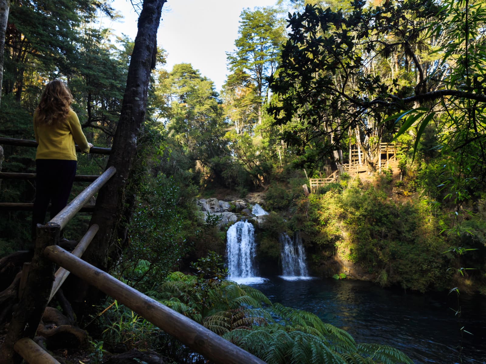 Campings en Chile para disfrutar este verano 2026 Fotografía: Sernatur Los campings en Chile son el plan perfecto si te tienta la idea de despertar junto a un río, refrescarte a orillas del lago o terminar el día mirando el atardecer desde la playa. Para este verano 2026, a lo largo del país encontrarás rincones perfectos para escaparte en familia, con amigos o simplemente desconectarte. A continuación te mostramos opciones que van desde la arena clara del norte hasta los bosques y ríos del sur. Una guía pensada para que elijas tu próximo destino sin complicarte y vivas experiencias únicas. Campings en Chile para este verano 2026 Bahía Inglesa: Un paraíso en Atacama Fotografía: Sernatur Bahía Inglesa es uno de esos destinos que nunca fallan en verano: aguas turquesa, arena clara y un clima para disfrutar la playa desde temprano hasta la tarde. En los alrededores encontrarás campings con acceso directo al mar, baños y espacios para cocinar. Hay sitios a sólo 10 minutos a pie de la playa, con valores que rondan los $20.000 por noche. Bahía Inglesa está cerca de todo lo necesario: Caldera queda a solo 5 kilómetros y ofrece servicios, supermercados y cajeros; mientras que Copiapó está a unos 70 kilómetros. Los Manantiales de Panquehue en Valparaíso Fotografía: Los Manantiales de Panquehue Un clásico del verano en la Región de Valparaíso. Sus pozones de agua fresca y ambiente familiar lo convierten en un buen escape para bajar el calor y desconectarse. Los Manantiales de Panquehue, en la provincia de San Felipe, ofrece pozones de agua cristalina, áreas de picnic, camping y servicios como minimarket, parrillas y restaurante. Además, admite mascotas. La entrada por el día cuesta $8.000 por persona, mientras que el camping tiene un valor de $10.000 por noche. Para llegar desde Santiago, toma un bus a San Felipe y luego una micro hacia Llay Llay o Catemu, avisando que bajas en Los Manantiales. El viaje dura cerca de 1 hora y 30 minutos. Cascada Rucapirén y Salto Los Pellines en el Ñuble Fotografía: @claristejos La Cascada Rucapirén y el Salto Los Pellines son dos imperdibles del Valle Las Trancas, en la comuna de Pinto, a unos 70 kilómetros de Chillán por la ruta N-55. Ambos ofrecen pozones, senderos fáciles y un entorno de bosque nativo perfecto para un paseo de verano. La caminata a Rucapirén tiene entre 2 y 3 kilómetros ida y vuelta, con un tramo final más empinado, y toma cerca de 1 hora y media. El acceso a Los Pellines es más breve: unos 30 minutos de trekking. Entre ambos senderos encontrarás zonas de camping. Biobío: campings con pozones, naturaleza y playas Fotografía: Camping Los Notros En la Región del Biobío, Santa Bárbara y Antuco ofrecen dos clásicos del verano. El Camping Los Notros en Santa Bárbara es ideal para familias y cuenta con acceso directo al Embalse Angostura. Tiene un valor de $9.000 por noche. En Antuco, el Centro Turístico Trubunleo ofrece cabañas equipadas, zonas de camping y piscina. Está ubicado a pocos minutos del Parque Nacional Laguna del Laja. Lo convierte en una base ideal para explorar saltos y miradores de la zona. A 50 kilómetros de Concepción, la Playa Chivilingo en Lota es otro buen punto para acampar. Es una playa tranquila y poco masificada, con varias zonas de camping cercanas, muchas accesibles en unos 20 minutos caminando. Acampar en los Ojos del Caburgua Fotografía: Sernatur Famosos por sus pozones color esmeralda y pasarelas entre bosque nativo, los Ojos del Caburgua son uno de los paseos más clásicos del verano en Pucón. La entrada cuesta $3.000 y el recorrido es corto, ideal para ir en familia. Muy cerca encontrarás varios campings con servicios básicos como baños, duchas, áreas de picnic y acceso rápido tanto a los Ojos como al Lago Caburgua. Los valores del camping en el sector van desde $10.000 a $15.000 por persona. Desde Pucón el trayecto toma unos 20 a 25 minutos en auto. Es un paseo perfecto si buscas combinar cascadas, bosques y una tarde tranquila en la naturaleza. Campings en Chile: dónde acampar en Magallanes Fotografía: Conaf La Reserva Nacional Laguna Parrillar, a 53 kilómetros de Punta Arenas, es uno de los mejores lugares de Magallanes para disfrutar el verano al aire libre. Tiene camping, áreas de picnic, senderos y el paisaje típico del bosque patagónico. La reserva cuenta con 13 sitios equipados para acampar. El valor es de $12.000 por sitio (24 horas) y el picnic cuesta $5.000 por día. Es un destino perfecto para quienes buscan caminatas suaves y desconexión. Cuenta con senderos y zonas aptas para pesca deportiva, sólo con autorización del Servicio Nacional de Pesca. Recuerda siempre preferir servicios turísticos registrados en Sernatur, así aseguras calidad y una experiencia más segura. Además, practica un turismo responsable: no dejes basura, respeta los senderos y sigue las indicaciones para prevenir incendios forestales. Cuidar los destinos es la mejor forma de que sigan estando disponibles para todos. 
