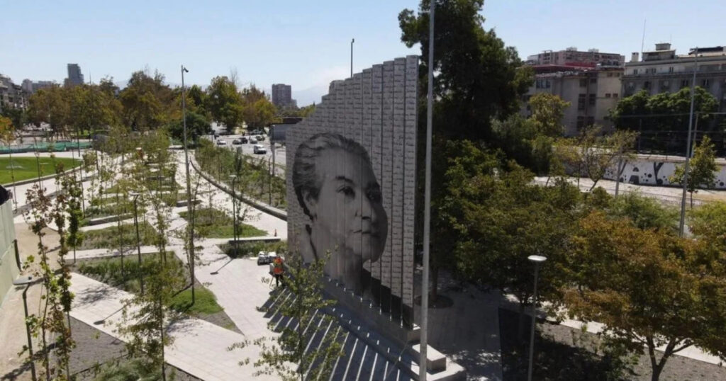Monumento de láminas metálicas verticales que forman el rostro de la poeta visto desde el aire. La instalación es un homenaje contemporáneo al legado de Gabriela Mistral.