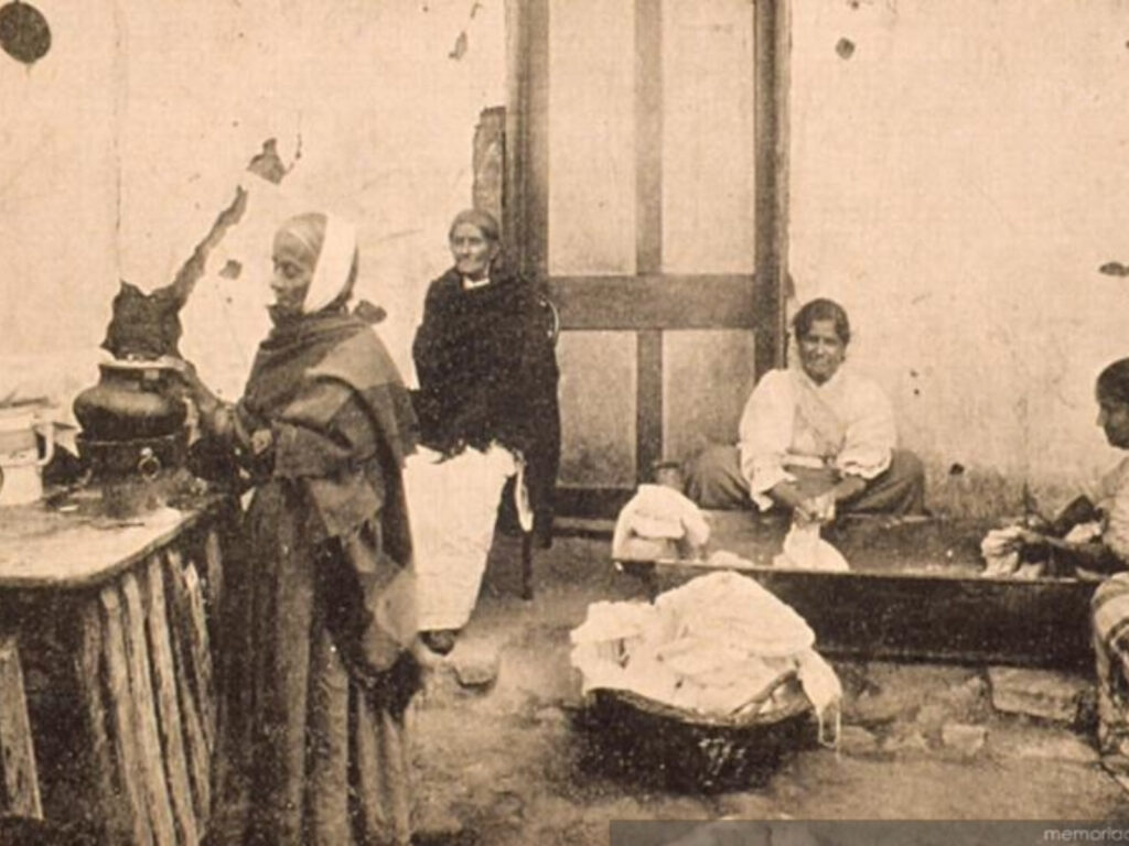 Foto de una antigua lavandera. La fotografía es de Memoria Chilena.