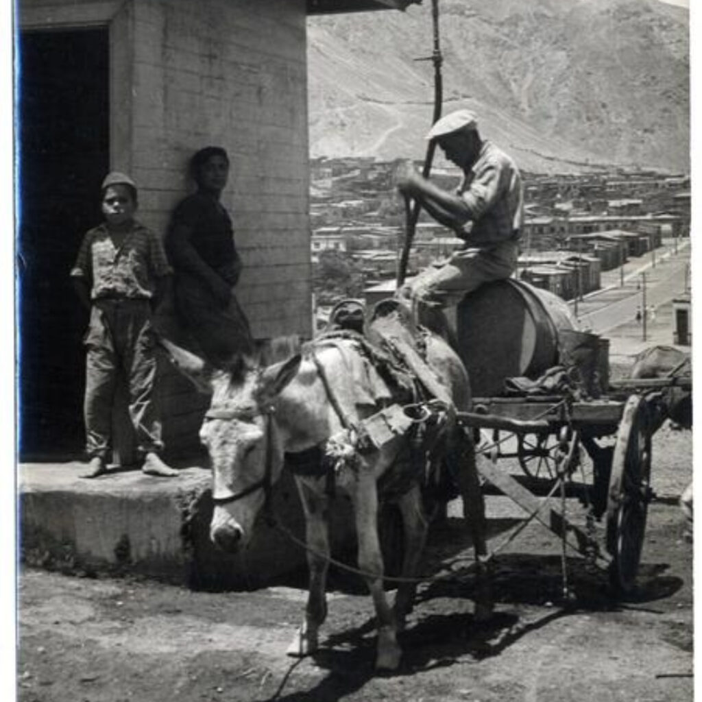 Foto de un aguatero. La fotografía es de la Biblioteca Nacional Digital.