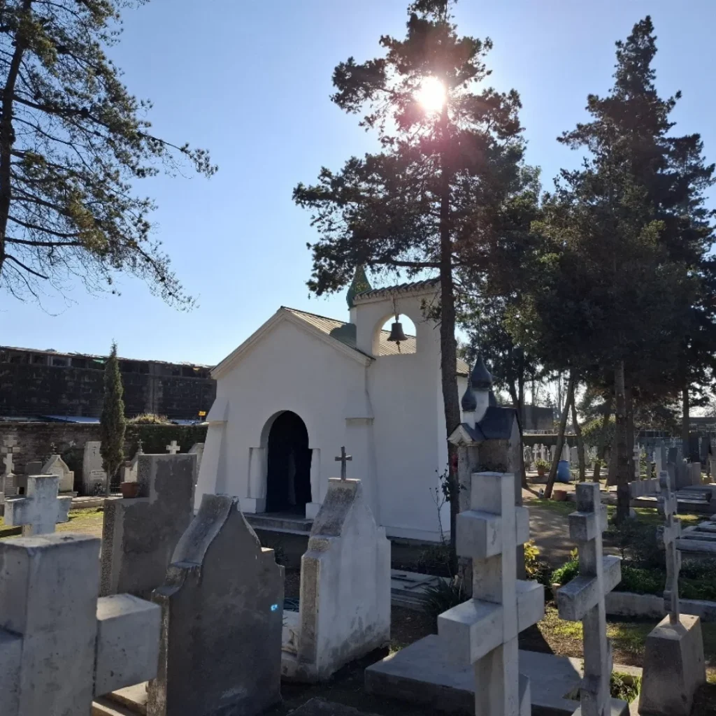 Imagen del cementerio ortodoxo ruso que se encuentra en Bajos de Mena, Puente Alto.