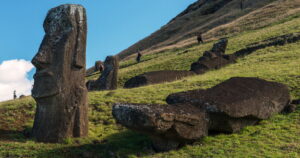 Fotografía de la cantera Rano Raraku en Rapa Nui, sitio que tiene uno de los Récords Guinness de Chile por la mayor concentración de moáis del mundo. La imagen muestra a estos gigantes de piedra en sus distintos estados de tallado.