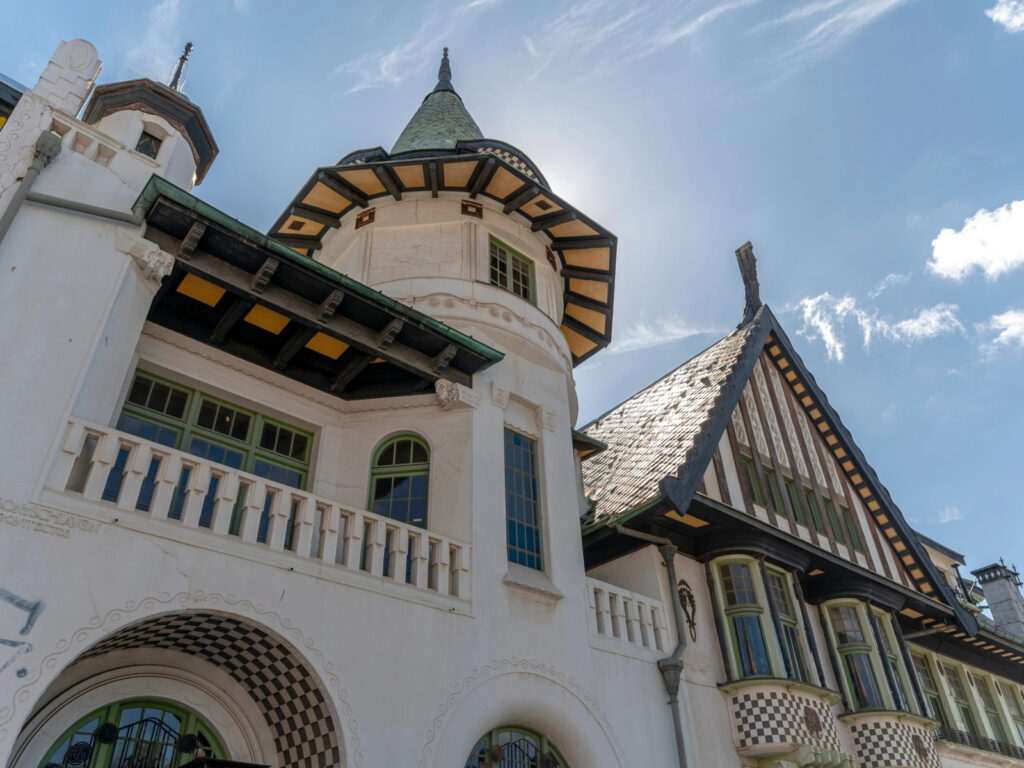 Fachada de estilo Art Nouveau y detalles en madera del Palacio Baburizza, sede del Museo Municipal de Bellas Artes en el Cerro Alegre de Valparaíso.
