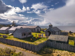 Visitantes recorriendo las construcciones de madera de Fuerte Bulnes, junto al Estrecho de Magallanes.