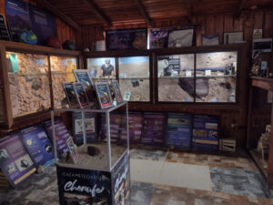 Sala de exhibición del Museo Cazameteoritos Cherufe en Big Bang Park, La Serena, con vitrinas de meteoritos y paneles educativos.