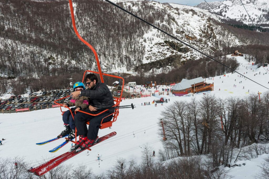 Foto de dos personas en una telesilla en Nevados de Chillán.