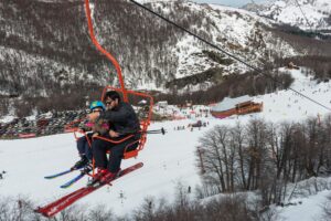 Foto de dos personas en una telesilla en Nevados de Chillán.