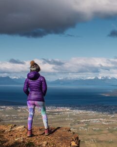 Foto donde una mujer sale de espaldas, ya que está mirando el horizonte desde el Cerro Dorotea.