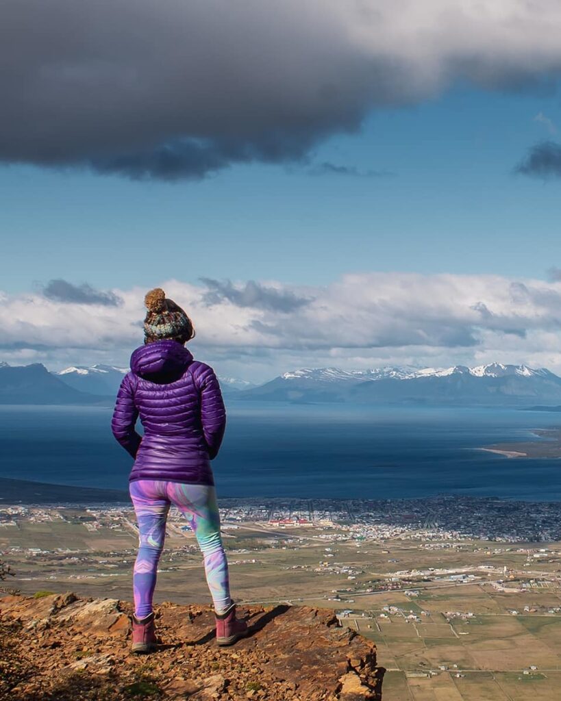 Foto donde una mujer sale de espaldas, ya que está mirando el horizonte desde el Cerro Dorotea.