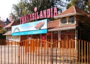 Fotografía de la entrada de Fantasilandia.