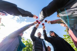 Grupo de amigos brinda con copas de vino tinto entre los viñedos de Viña Valle Secreto, en el Valle del Cachapoal, celebrando el Día Nacional del Vino 2026.