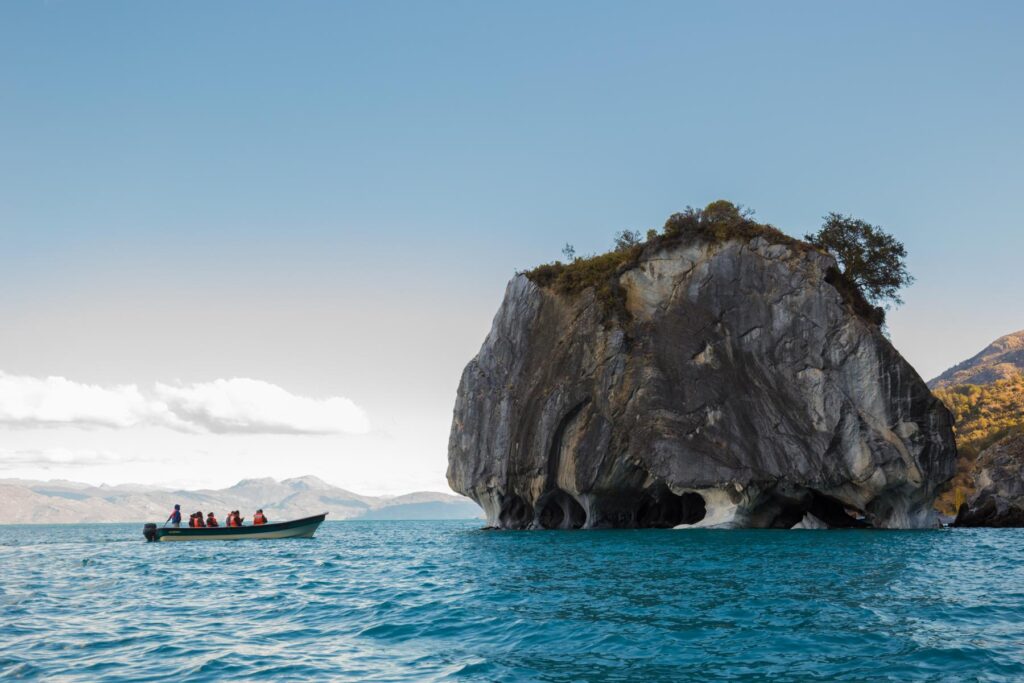 Fotografía de un bote junto a las Capillas de Mármol.