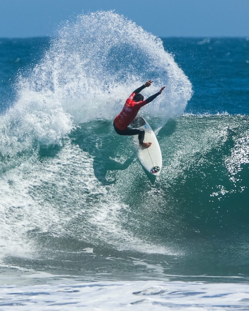 Persona surfeando en el Punta de Lobos Pro, Pichilemu.
