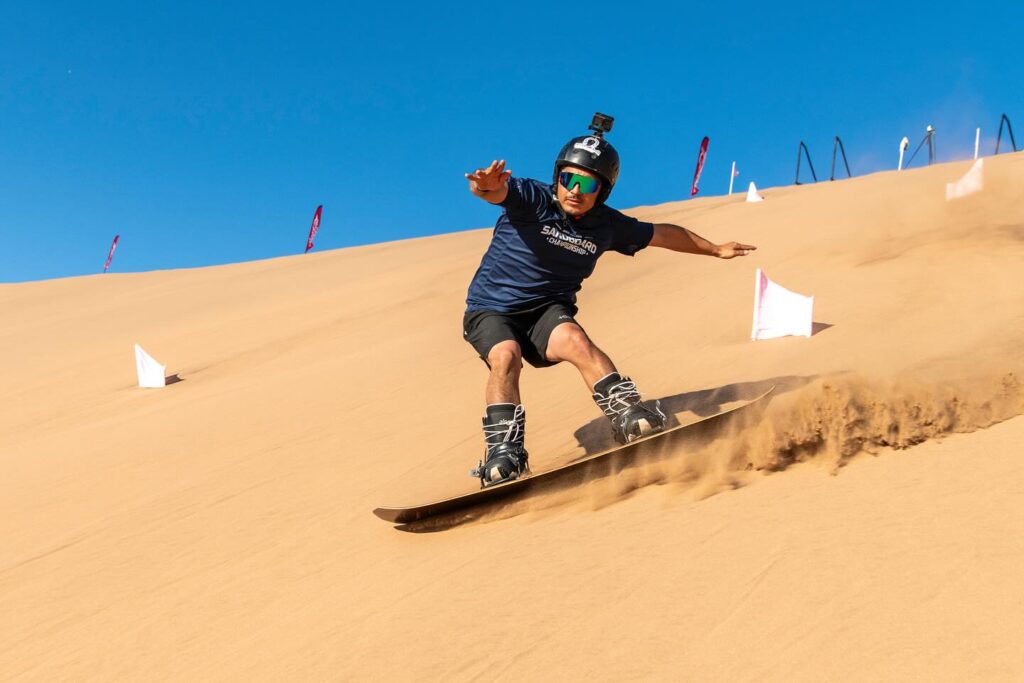 Persona participando en el Campeonato de Sandboard Open Atacama Champion ship 2025.