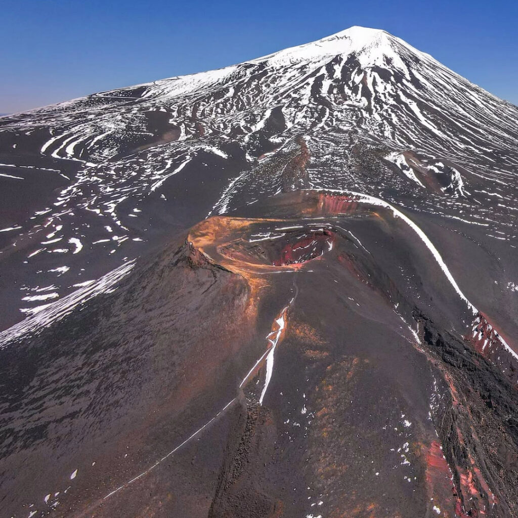 Vista aérea del Cráter Navidad, formado tras la erupción del volcán Lonquimay en 1988, un paisaje volcánico que parece de otro planeta en plena Araucanía Andina.