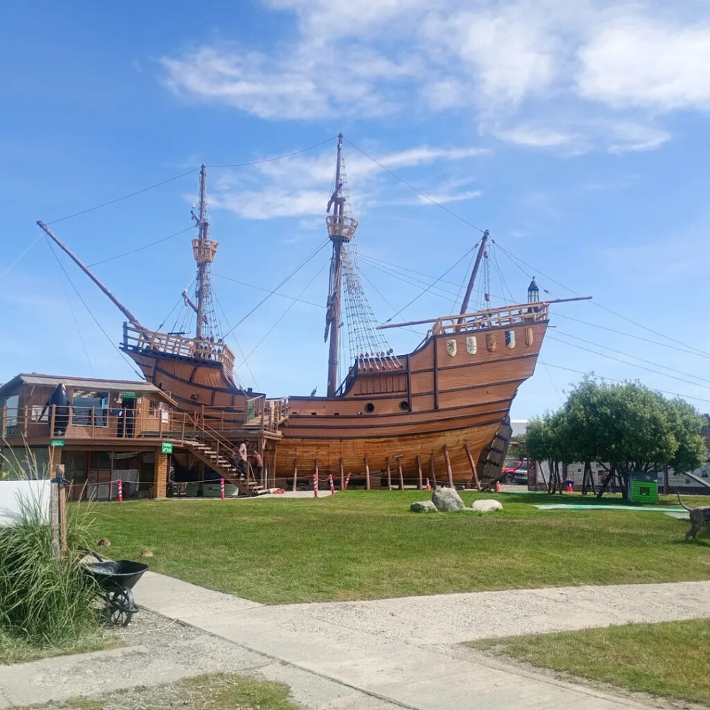 Réplica a escala real de una embarcación histórica de madera con mástiles y velamen, exhibida en tierra en el Museo Nao Victoria, en Punta Arenas, uno de los destinos de la Patagonia para escapadas de fin de semana sin auto.