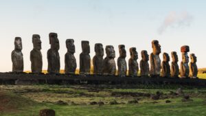 Fila de quince moái sobre una plataforma ceremonial al atardecer, en Ahu Tongariki, Rapa Nui.