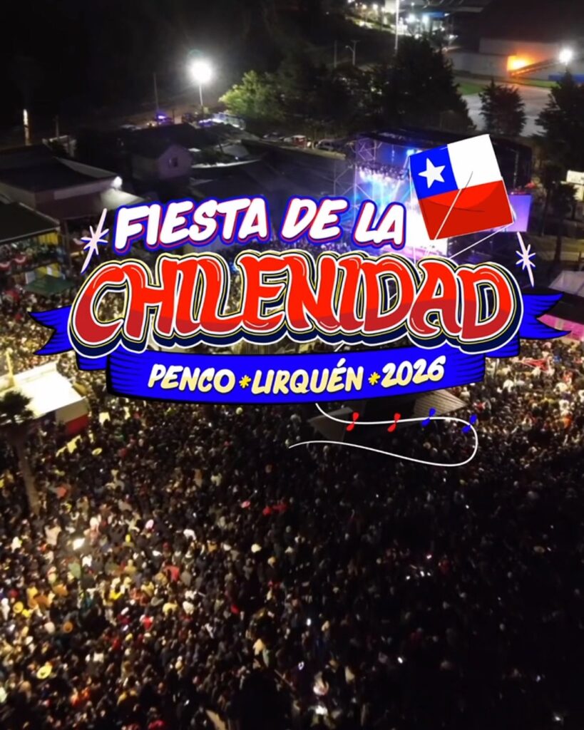 Fiesta de la Chilenidad Penco-Lirquén 2026: vista aérea nocturna de una multitud reunida frente al escenario, con bandera chilena animada. 