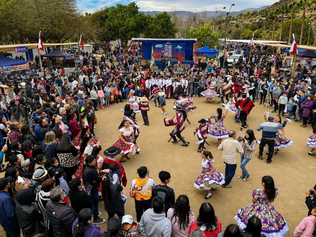 Grupos de cueca bailando en una plaza de Ovalle rodeados de público, en una de las fondas y ramadas en Coquimbo del Valle del Limarí.
