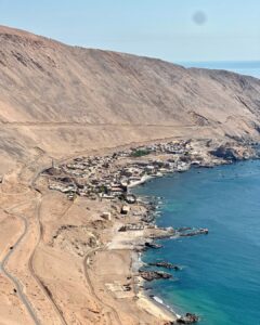 Vista aérea de una caleta costera del desierto de Atacama, uno de los destinos de la Ruta de los Changos en la Región de Antofagasta.
