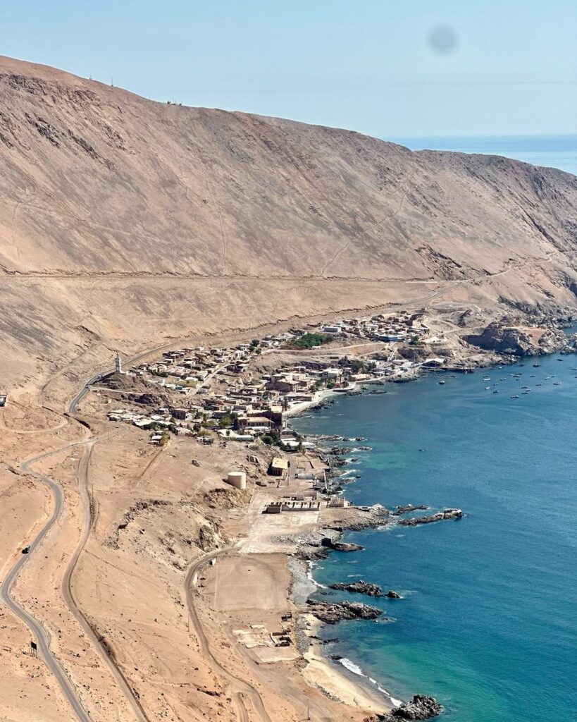 Vista aérea de una caleta costera del desierto de Atacama, uno de los destinos de la Ruta de los Changos en la Región de Antofagasta.