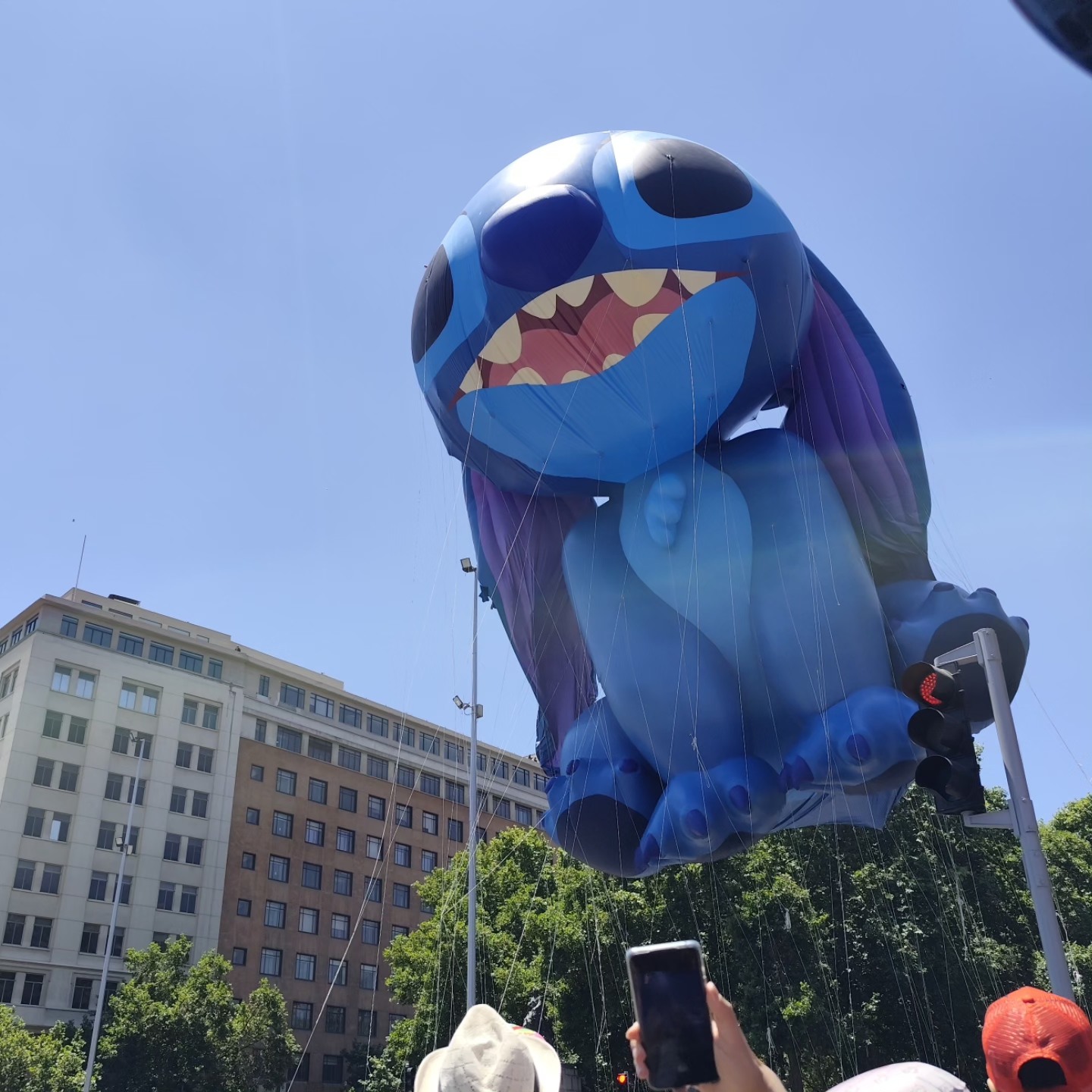 Fotografía de un Stich gigante en la Paris Parade 2025.