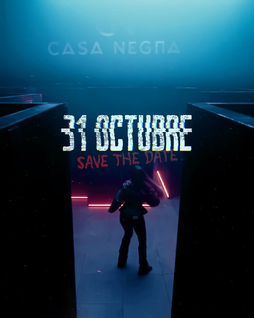 Anuncio de Casa Negra para el 31 de octubre, con una persona caminando por un pasillo oscuro entre muros negros iluminados con luces de neón rojas y bruma azul. 