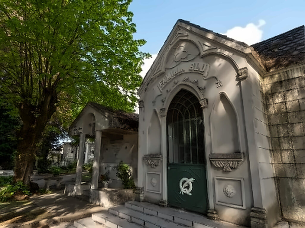  Mausoleos antiguos de estilo neogótico bajo árboles frondosos en el Cementerio Municipal, escenario de recorridos nocturnos.