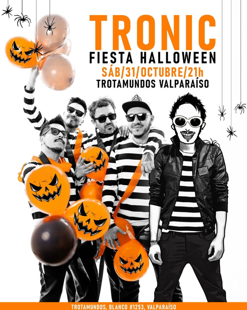 Fiesta Halloween de Tronic en Trotamundos, con la banda en blanco y negro con poleras a rayas, globos naranjos con caras de calabaza y arañas colgantes, el sábado 31 de octubre