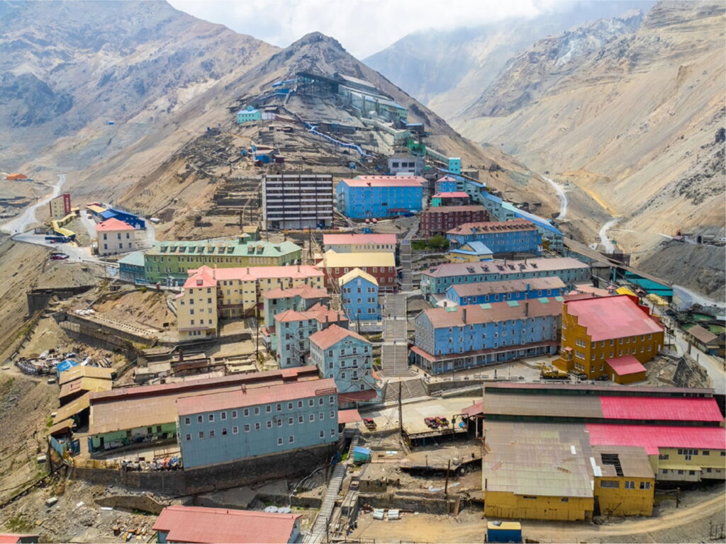 Casas y edificios de colores azul, amarillo, verde y rojo del pueblo minero de Sewell, en la ladera de la cordillera de los Andes.
