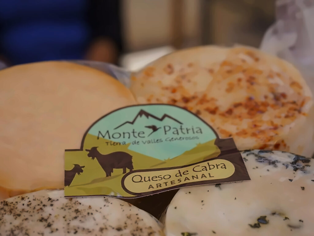 Etiqueta de queso de cabra artesanal de Monte Patria, Tierra de Valles Generosos, sobre quesos caseros con ají y hierbas, uno de los productos típicos de la zona.