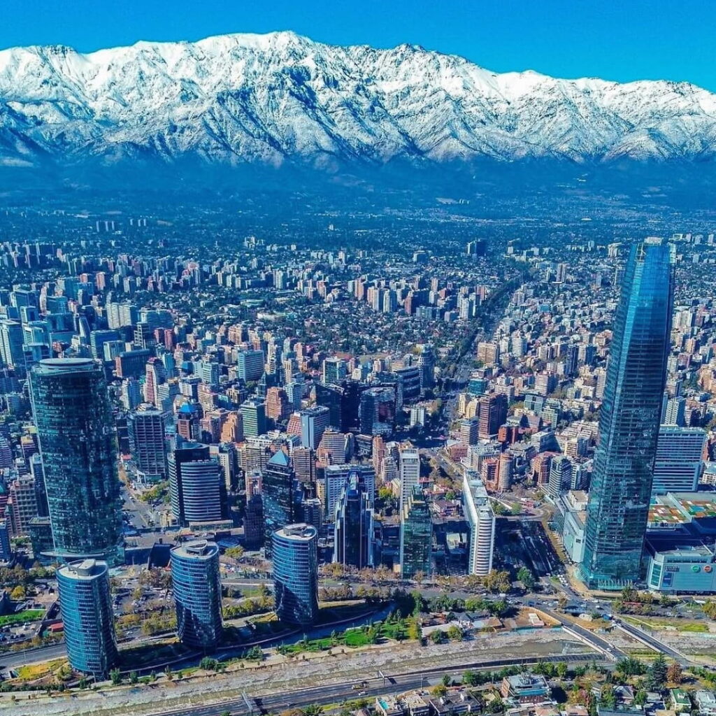 Vista aérea de los rascacielos de vidrio del barrio financiero de Santiago, con la cordillera de los Andes nevada al fondo, nominada a Mejor Destino Urbano en los World Travel Awards 2026